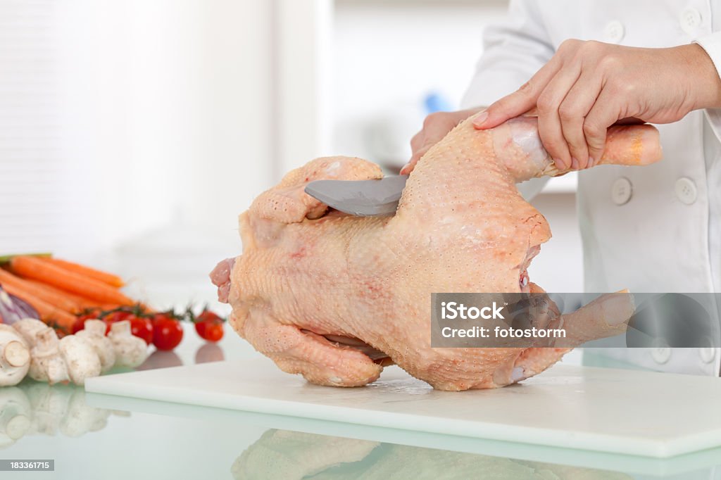 Chef Taglio di carne di pollo in cucina - Foto stock royalty-free di Adulto