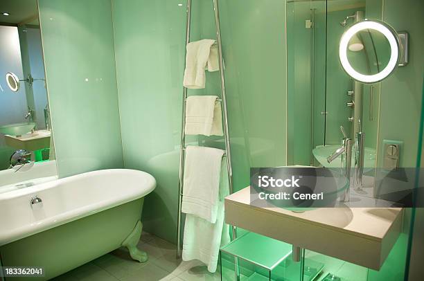 Moderne Europäische Badezimmer Mit Glaswände Stockfoto und mehr Bilder von Bathroom - Bathroom, Einscheiben-Sicherheitsglas, Glas