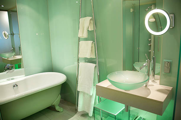 europeo moderno baño con paredes de panel de cristal - vidrio templado en baños fotografías e imágenes de stock