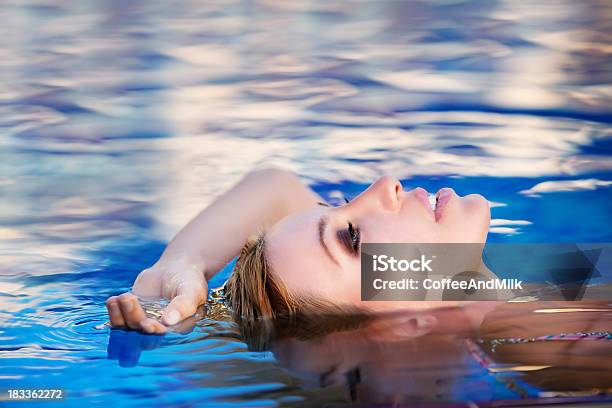 Relaxe Na Piscina - Fotografias de stock e mais imagens de Água - Água, 20-24 Anos, Adulto