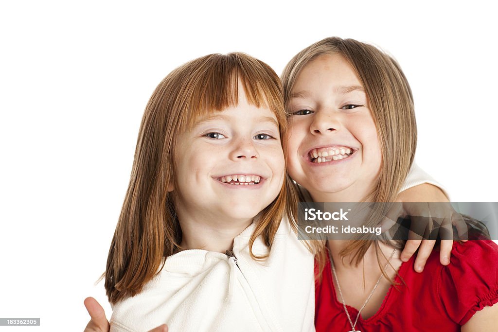Heureuse soeurs souriant embrassant mutuellement sur un arrière-plan blanc - Photo de Enfant libre de droits