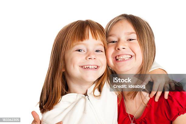 행복함 웃는 자매 껴안기 서로 흰색 배경의 미소에 대한 스톡 사진 및 기타 이미지 - 미소, 아이, 2명