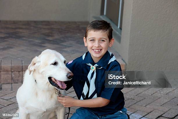 Young Boy Scout С Его Собака — стоковые фотографии и другие картинки 8-9 лет - 8-9 лет, Boy Scout, Cub Scout