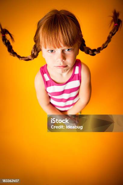 Foto de Perturbar Red De Pêlo Menina Com Tranças E Scowl Para Cima e mais fotos de stock de Gravidade Zero