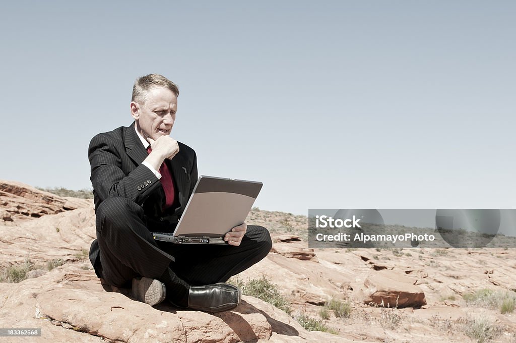 Geschäftsmann mit laptop in der rauen Umgebung-VI. - Lizenzfrei Anstrengung Stock-Foto
