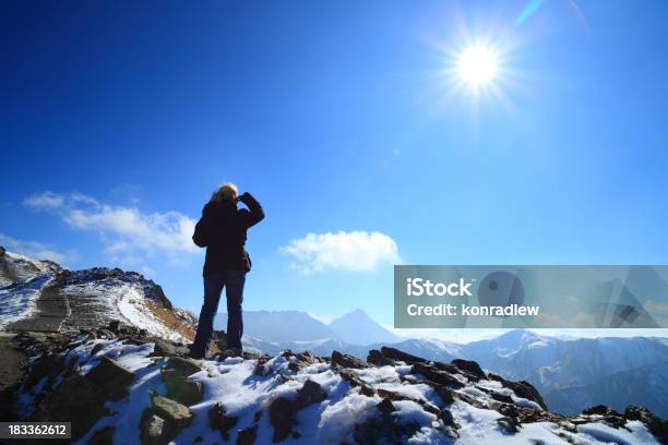 Mirando Al Futuro Foto de stock y más banco de imágenes de Acantilado - Acantilado, Adulto, Aire libre