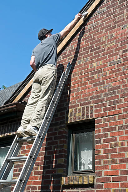 istock Man priming house's siding 183362935