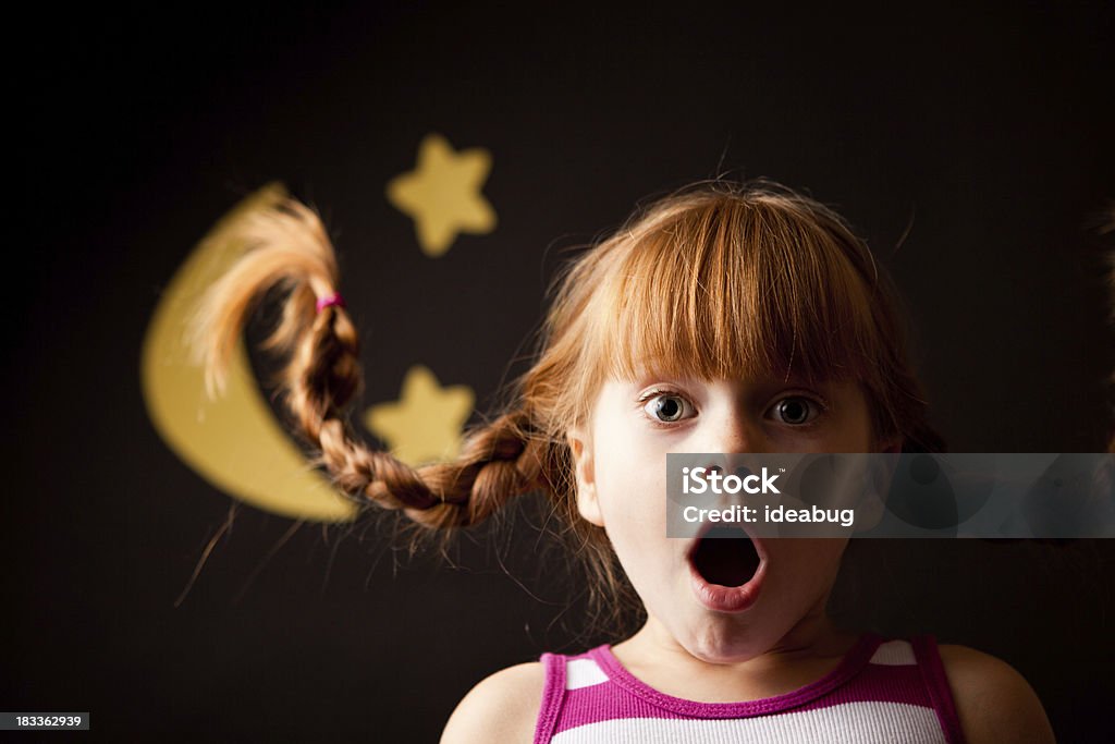 Scioccato, a pelo rossa ragazza in piedi sotto la luna con Look sorprendente - Foto stock royalty-free di Bambino