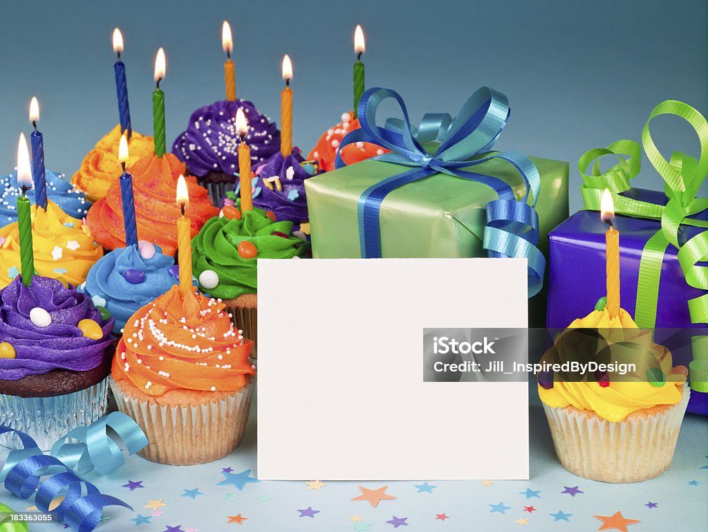 Celebración cupcakes con tarjeta en blanco - Foto de stock de Tarjeta de cumpleaños libre de derechos