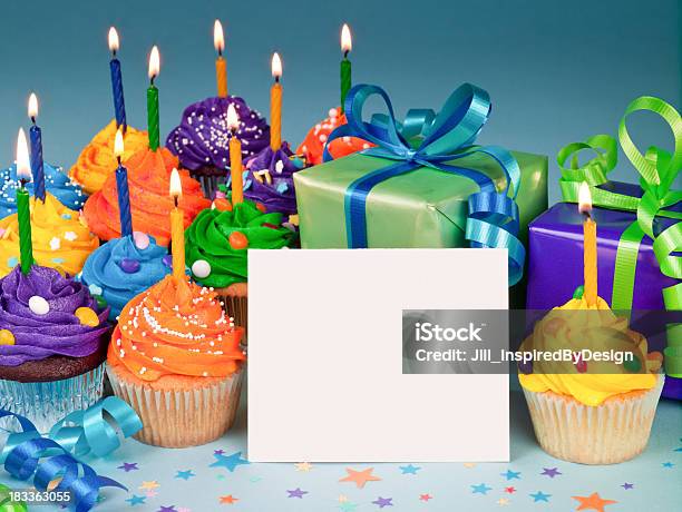 Świętowanie Cupcakes Z Puste Karty - zdjęcia stockowe i więcej obrazów Kartka urodzinowa - Kartka urodzinowa, Fotografika, Urodziny