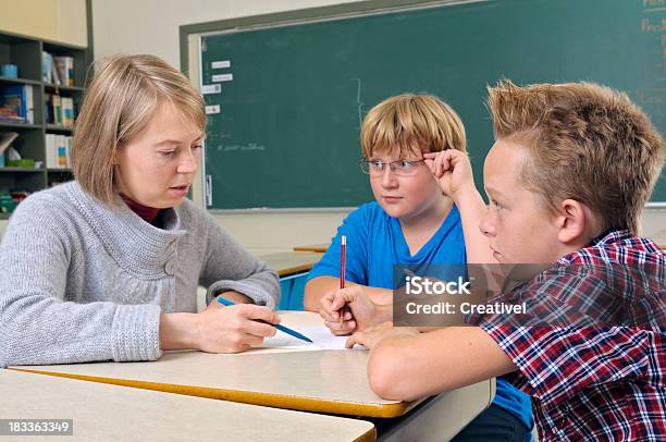 Profesor De Trabajo Con Estudiantes Foto de stock y más banco de imágenes de 10-11 años - 10-11 años, Aprender, Color - Tipo de imagen