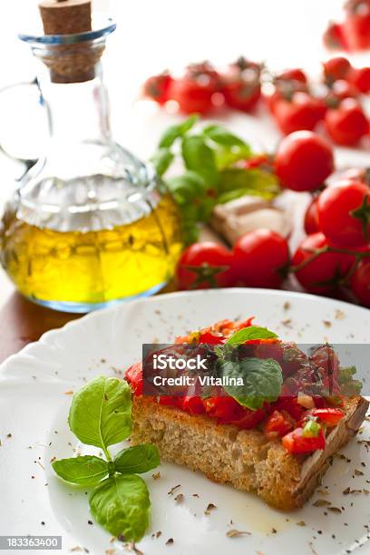 Bruschetta Foto de stock y más banco de imágenes de Fuente para servir comida - Fuente para servir comida, Orégano, Aceite de oliva