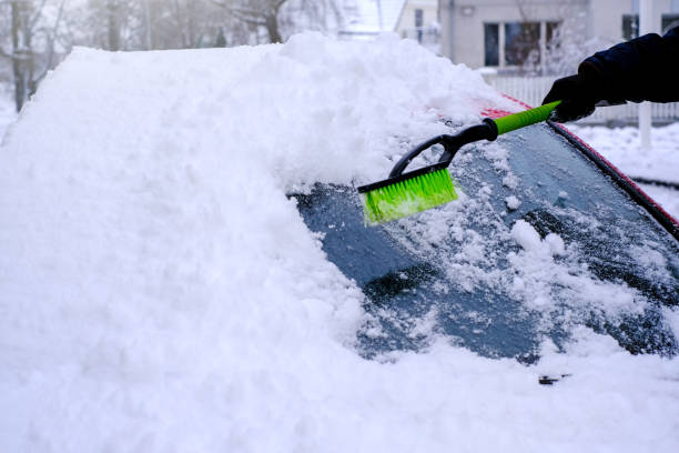 pulizia della neve dall'auto con una spazzola in primo piano - snow car window ice scraper foto e immagini stock