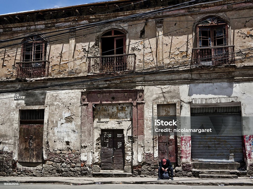 Derelict edifício e pessoa na sua própria - Royalty-free Sem Abrigo Foto de stock