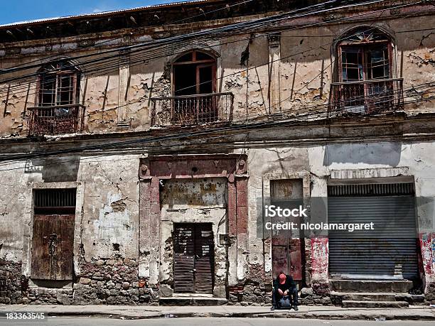 Derelict Edifício E Pessoa Na Sua Própria - Fotografias de stock e mais imagens de Sem Abrigo - Sem Abrigo, Grafite - Produto Artístico, Abandonado