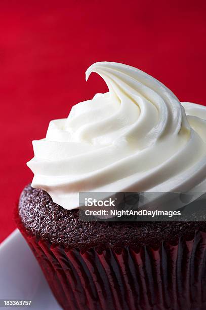 Red Velvet Cupcake - zdjęcia stockowe i więcej obrazów Aksamit - Aksamit, Bez ludzi, Biały