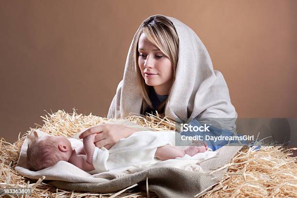 Pesebre Con Mary Y Bebé Jesús Foto de stock y más banco de imágenes de Adulto - Adulto, Amor - Sentimiento, Arpillera