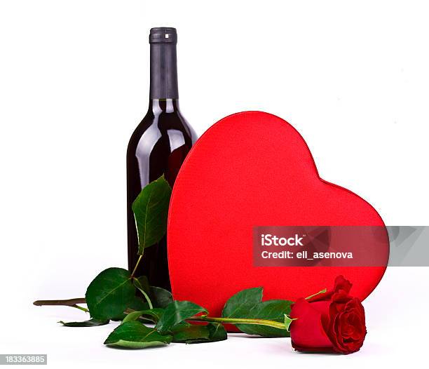 Vinho Tinto Rosas E Corações De Chocolate - Fotografias de stock e mais imagens de Vinho - Vinho, Dia dos Namorados, Garrafa de Vinho