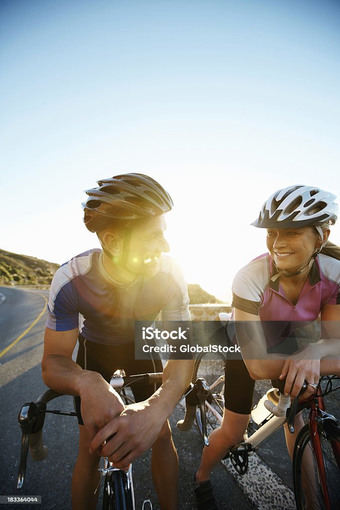 Couple aller à vélo - Photo de Amitié libre de droits