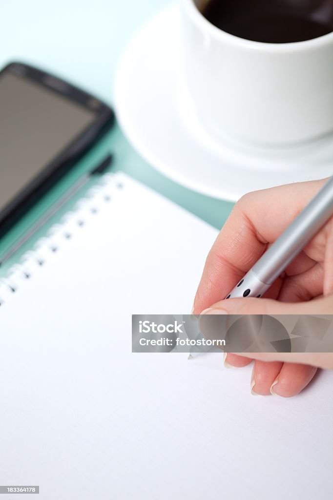 Close -up of 手を書くペンは、メモ帳 - 人間の手のロイヤリティフリーストックフォト