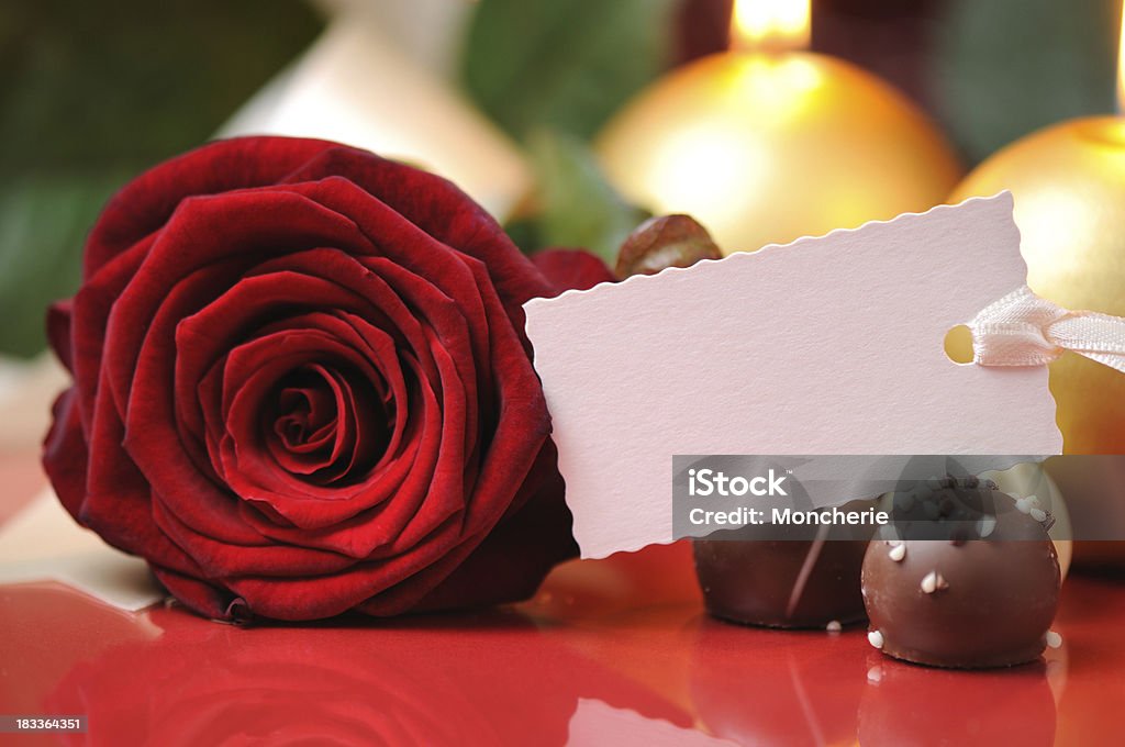 Rose e trufas de chocolate com um cartão vazio - Royalty-free Cartão de Presente Foto de stock