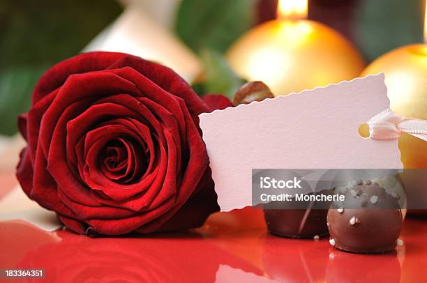 Rose E Trufas De Chocolate Com Um Cartão Vazio - Fotografias de stock e mais imagens de Cartão de Presente - Cartão de Presente, Cartão de Saudações, Doce
