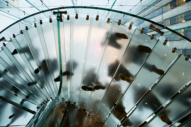 モダンなガラス製の階段が、人の移動では、ニューヨーク - office indoors contemporary office building ストックフォトと画像