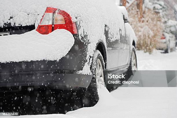 Parcheggiate E Snowed - Fotografie stock e altre immagini di Automobile - Automobile, Inverno, Avvolto