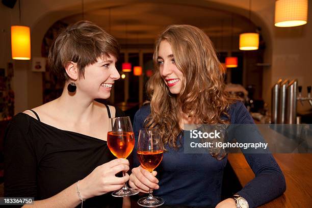 Due Giovani Donne Brindando Con Vino Prosecco Bicchieri Da Bar - Fotografie stock e altre immagini di Abbigliamento casual