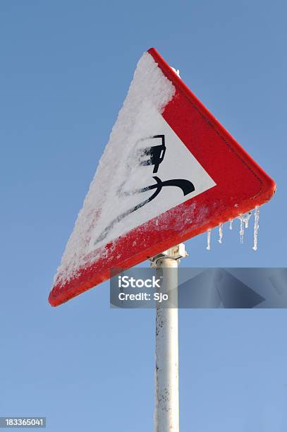 Foto de Frozen Placa De Estrada e mais fotos de stock de Azul - Azul, Congelado, Escorregadio