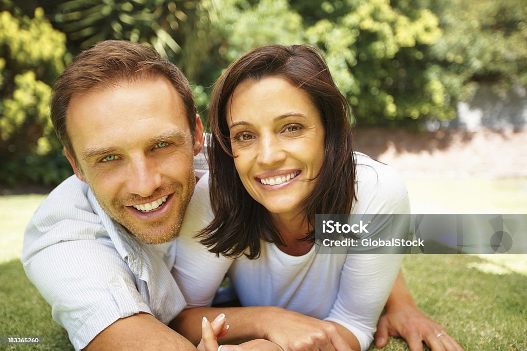 Couple reposant sur l'herbe - Photo de Adulte d'âge mûr libre de droits