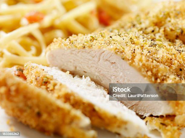 Foto de Peito De Frango Empanado Com Linguine e mais fotos de stock de Frango - Frango, Frango Frito, Panko