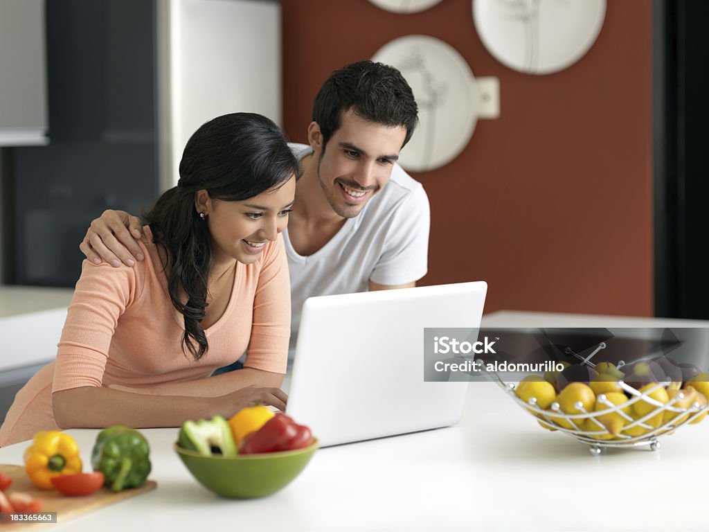 Hermosa Mujer y hombre relaja en la cocina - Foto de stock de Amistad libre de derechos