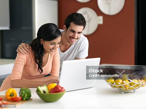 Hermosa Mujer Y Hombre Relaja En La Cocina Foto de stock y más banco de imágenes de Amistad - Amistad, Cocina - Estructura de edificio, 20 a 29 años