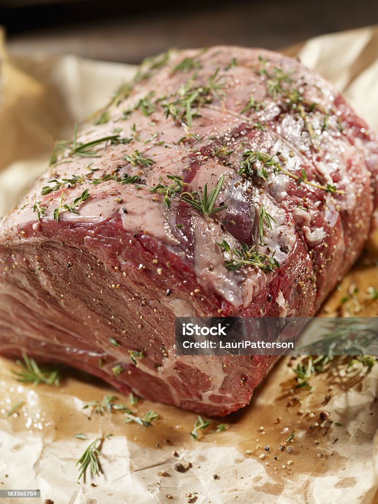 Raw carne assada com ervas frescas - Foto de stock de Caçarola com carne royalty-free