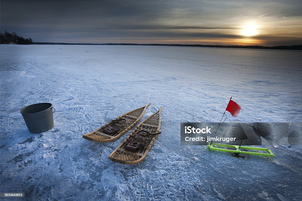 Scarpe da neve e ghiaccio punta su un avventura di pesca. - Foto stock royalty-free di Pesca sul ghiaccio