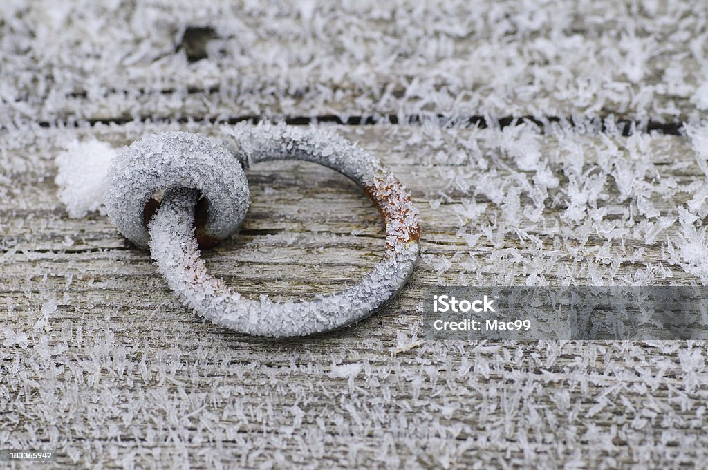 Frost on Rusty anillo para anudar embarcaciones en el muelle - Foto de stock de Color - Tipo de imagen libre de derechos