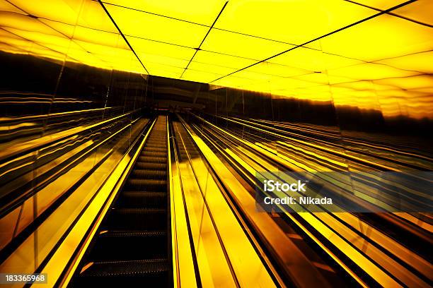 Foto de Escada Rolante Em Arquitetura Moderna e mais fotos de stock de Amarelo - Amarelo, Escada Rolante, Abstrato