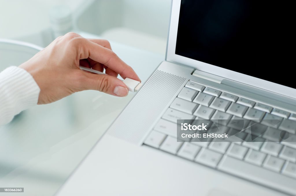 Mano de mujer inserción de Cable USB para computadora portátil - Foto de stock de Adulto libre de derechos