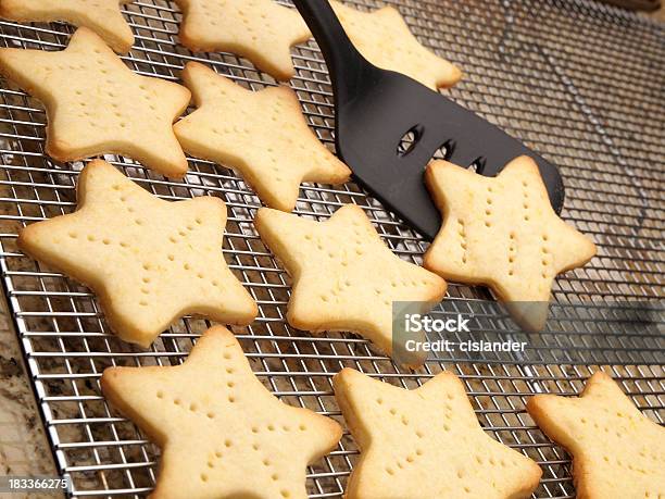 Foto de Cookies Em Formato De Estrela e mais fotos de stock de Assar - Assar, Bandeja para Esfriar, Biscoito