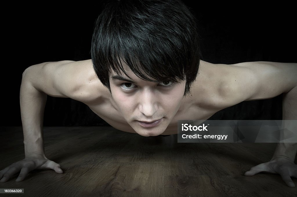 Uomo che fa push-up - Foto stock royalty-free di Adolescente