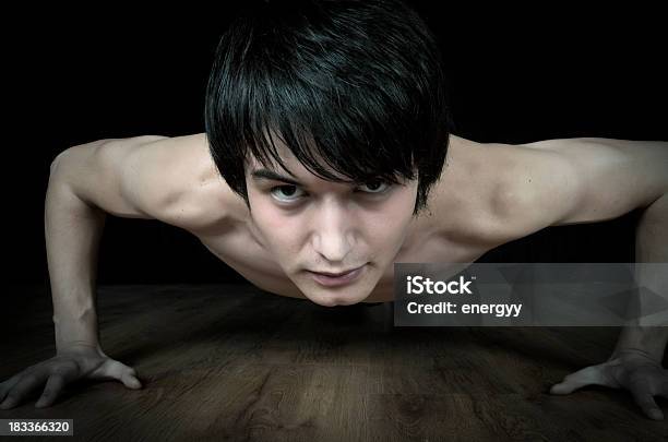 Uomo Che Fa Pushup - Fotografie stock e altre immagini di Adolescente - Adolescente, Adulto, Allenamento