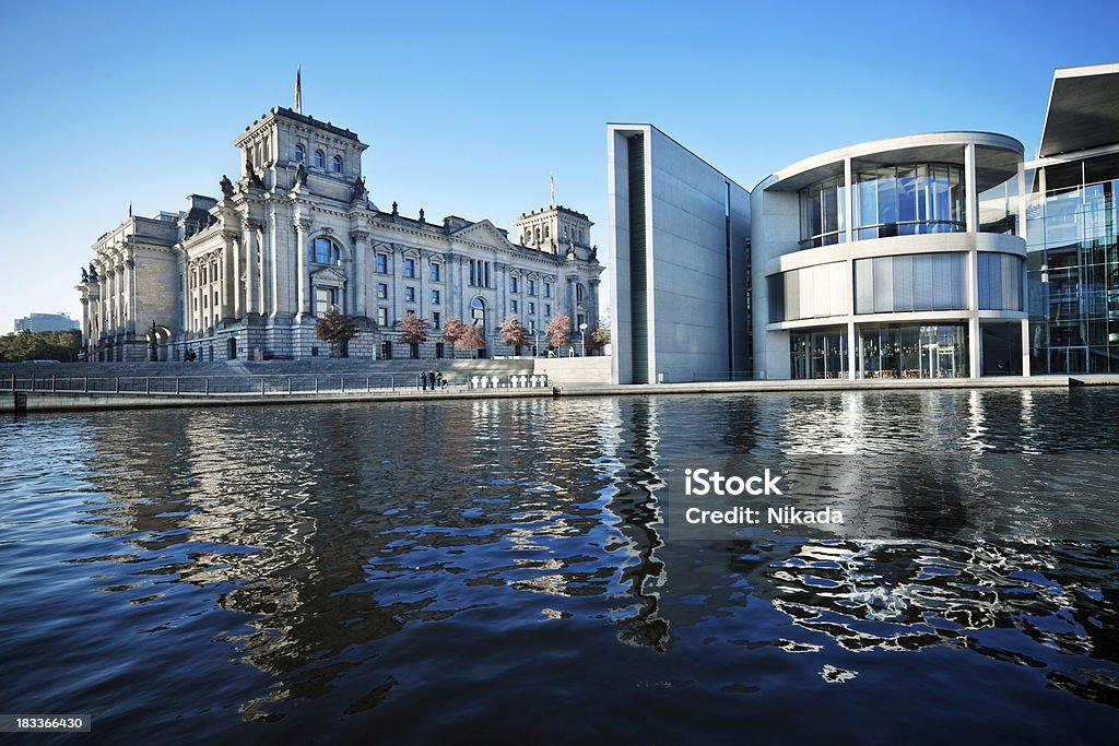 Budynek Reichstagu w Berlinie - Zbiór zdjęć royalty-free (Berlin)