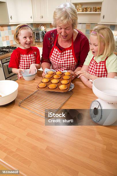 Familie Backen Stockfoto und mehr Bilder von Aktiver Lebensstil - Aktiver Lebensstil, Aktiver Senior, Alter Erwachsener