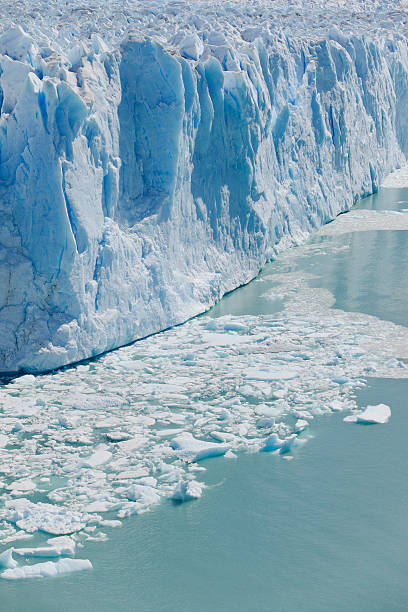 glaciar moreno parque nacional perito na argentina, patagônia - patagonia ice shelf vertical argentina imagens e fotografias de stock