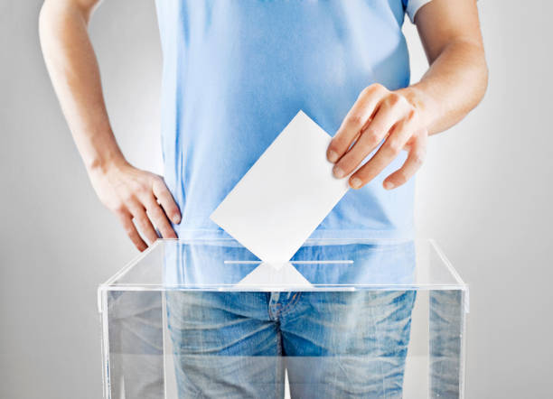 voto! - jovens a votar imagens e fotografias de stock