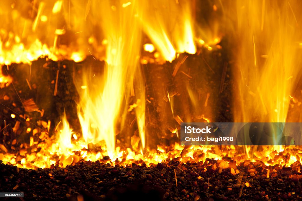 Spalanie, ogień płomień - Zbiór zdjęć royalty-free (Strażak)