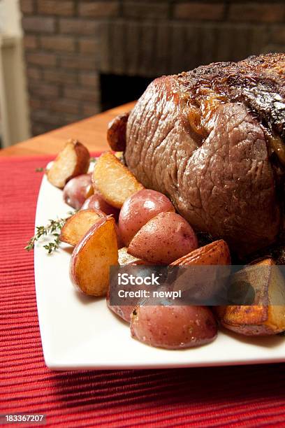 Prime Rib Rösten Stockfoto und mehr Bilder von Gebratene Hochrippe - Gebratene Hochrippe, Teller, Weihnachten