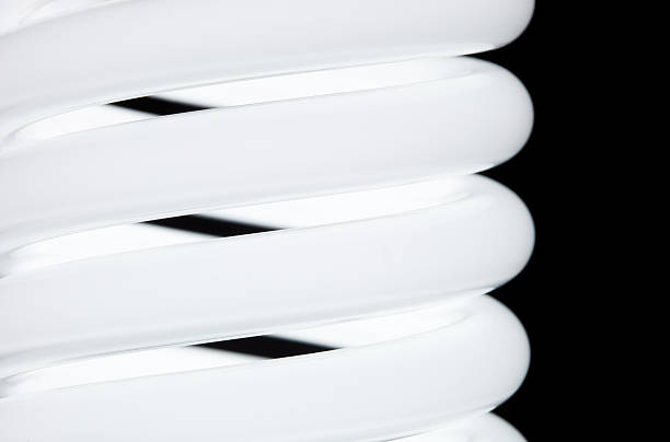 ampoule fluorescente ressorts isolé sur noir - compact fluorescent lightbulb photos photos et images de collection