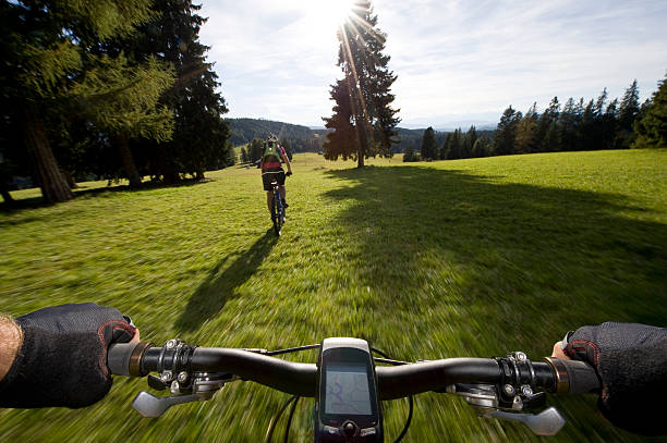 горных велосипедистов, навигации устройства - mountain biking colorado action cycling стоковые фото и изображения